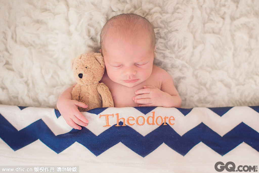 美国罗德岛34岁的摄影师Tracy Lynn Sweeney拍摄了一组睡梦中的宝宝写真，最小的宝宝才7天大。其中一张照片中，小宝宝被扮成绝地大师尤达的造型，向正在拍摄的《星球大战》电影致敬；另一张照片中，小宝宝枕着自己的双手，悠闲自在地躺着打盹儿；还有一张照片里，一对双胞胎宝宝被放在靴子里，模样甚是可爱。在摄影师温馨的镜头下，这些新生儿们就像是睡梦中的天使，实在是太可爱了！快去摸摸你的胸口，看看小心脏有没有被融化！