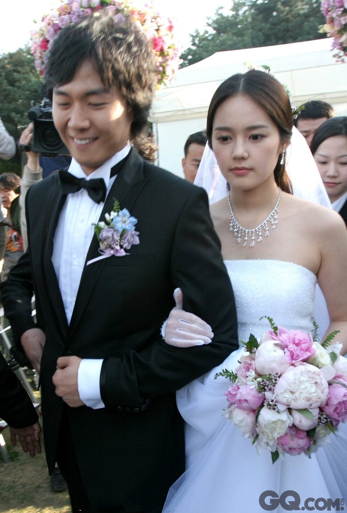 人气正是蒸蒸日上、身为众多韩国男人包括很多男艺人心中女神的韩佳人，在2005年4月与延正勋结为夫妇，男方在两人交往600日当天求婚成功，那时韩佳人24岁。