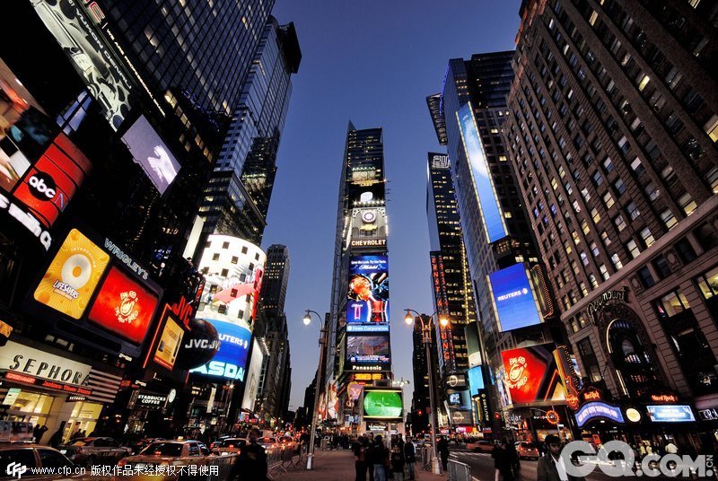 纽约是旅游界公认的热点城市，在这里人们可以找到各种各样的休闲方式。其中，百老汇的表演在纽约众多旅游项目中最受欢迎。