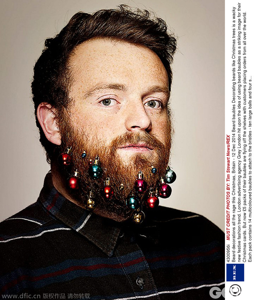 今年的英国圣诞节，人们对于胡子的装饰尤其狂热，像装饰圣诞树一般装饰他们的胡子成了新的节日时尚趋势。