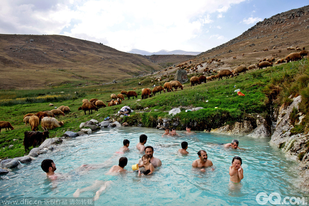 伊朗撒巴兰火山温泉当地时间2013年9月13日，伊朗萨瑞音，伊朗民众泡在撒巴兰火山的温泉池中。据当地媒体报道，该地区每年接待超过八百万游客，有些选择泳池、旅馆和饭店，另一些则倾向于山坡上的天然温泉。