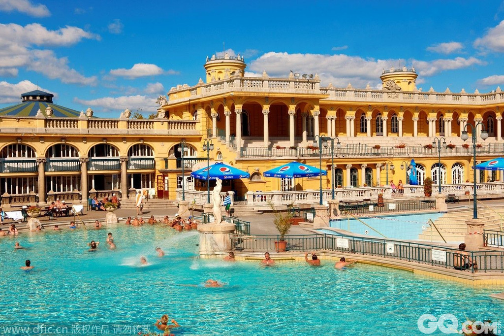 匈牙利布达佩斯匈牙利是一座浮在“温泉海”上的国度，爱泡澡的罗马人和土耳其人都统治过这里，他们不仅留下了众多风格各异的浴池、泳场，也留下了泡澡的文化和传统。首都布达佩斯，大大小小星罗棋布的温泉馆更使其早在1934年时便得到了“温泉之都”的美名。它是全世界惟一一个利用了80多个温泉和温泉井的大城市和首都。从这些温泉中，每天涌出约7000万公升的水量，每年到布达佩斯泡温泉的人多达1000多万人次。人们不仅在这里养生、休闲、商务、会友，也使温泉成为新思想和新运动的温床。