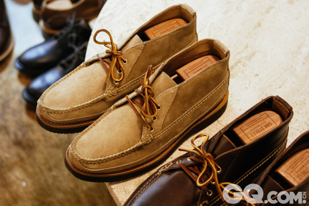 10.Oak Street Bootmaker 2014秋冬系列。Oak Street Bootmakers由George Vlagos在其父亲的制鞋店中创立，制鞋经验超过20年。其出品的每一双鞋采用89道工序，历经28天，遵循传承百年的美国手工制鞋古法出产，是不可错过的必备单品。