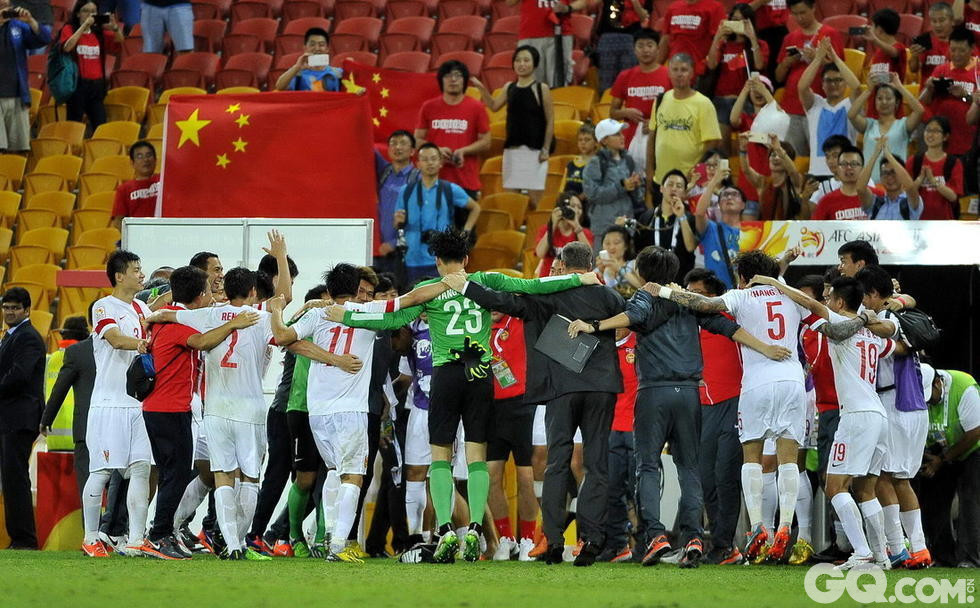 1月14日 凭借吴曦的扳平以及孙可的爆射反超，国足战胜小组最强对手乌兹别克斯坦提前晋级。赛后，国足队员疯狂庆祝，佩兰与爱将激情拥抱。