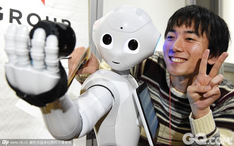 当地时间2015年2月22日，日本东京，仿人机器人Pepper 和人们合影。
