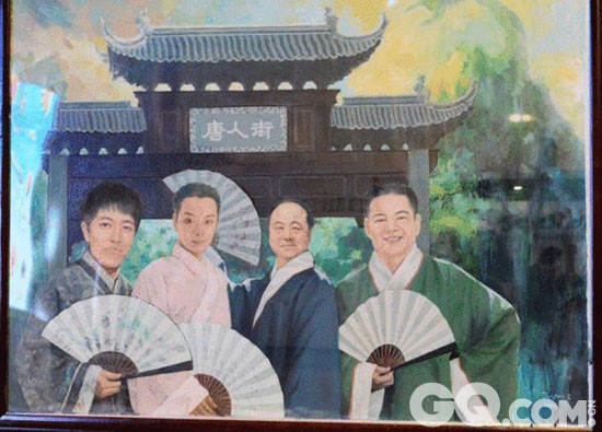 油画家王俊英居然让莫言、刘翔、陈光标这三人入选《新四大美男图》，这也难怪市民不满举锤砸画。