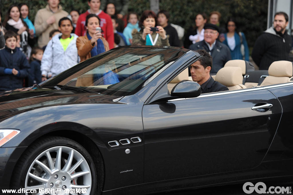当地时间2011年3月22日，西班牙马德里，C罗为玛莎拉蒂新款跑车代言。C罗座驾：玛莎拉蒂GranCabrio运动版  