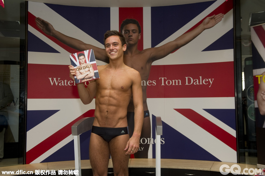 当地时间2012年5月21日，英国伦敦，英国跳水运动员汤姆-戴利签售自传。  