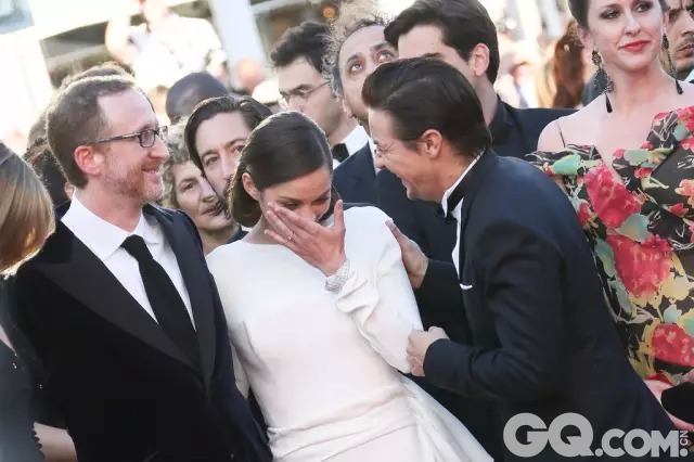 2013年第66届戛纳电影节《移民》首映式上，玛丽昂·歌迪亚（Marion Cotillard）被拍到情绪激动的一瞬间，而该片的男配角杰瑞米·雷纳（Jeremy Renner）正在一旁安抚她的情绪。