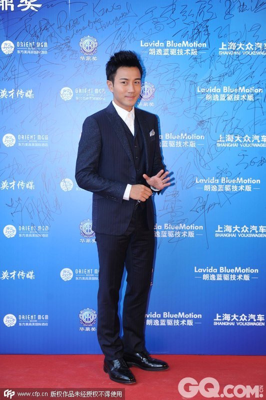 北京，第13届华鼎奖中国百强电视剧调查颁奖盛典红毯，刘恺威。