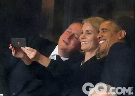 因为太爱自拍，奥巴马也一再陷入麻烦——在南非前总统曼德拉的追悼会上，下图这张笑嘻嘻的照片让很多人开始怀疑奥叔的情商。