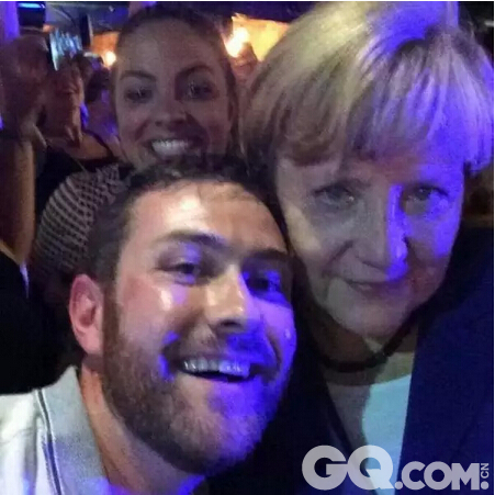 其实这位女强人作风还是挺出其不意的，2014年在澳大利亚举行G20峰会时，默克尔却选择先访夜店，并且与当地民众自拍。小伙已嗨...