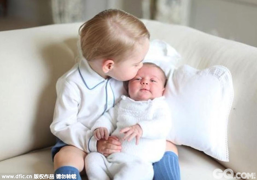 近日，英国王室公布了乔治小王子与妹妹夏洛特公主的温馨照片。令人意想不到的是，这些照片是约两周前由凯特王妃拍摄的。照片中乔治王子尽显大哥哥风范，对妹妹疼爱有加。