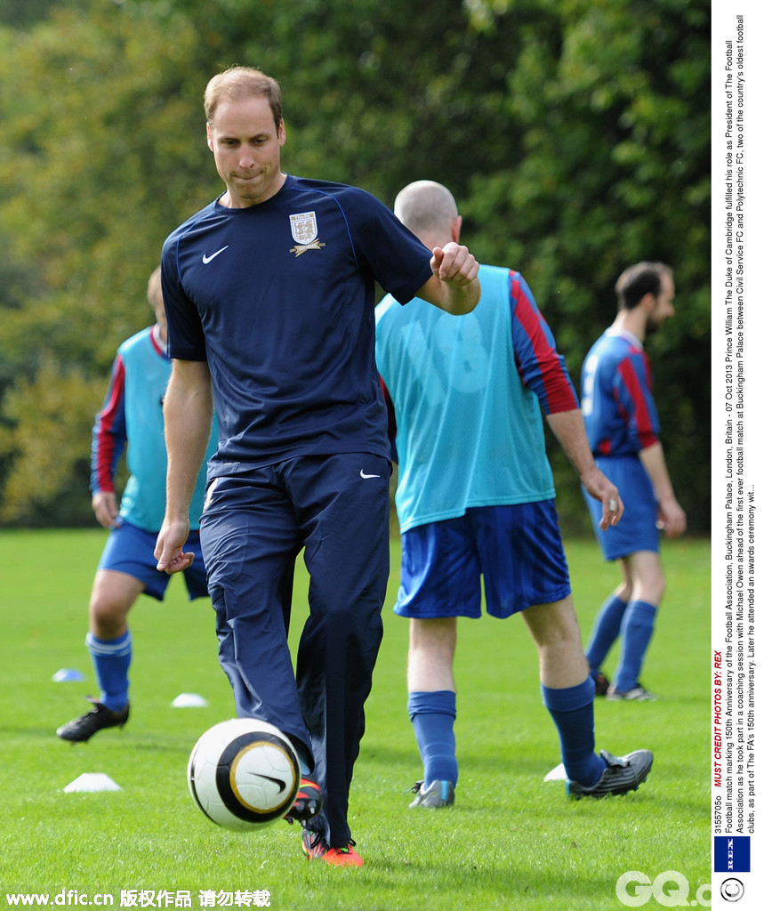 2013年10月7日，英国伦敦白金汉宫，威廉王子参加足球赛以庆祝英足总成立150周年。