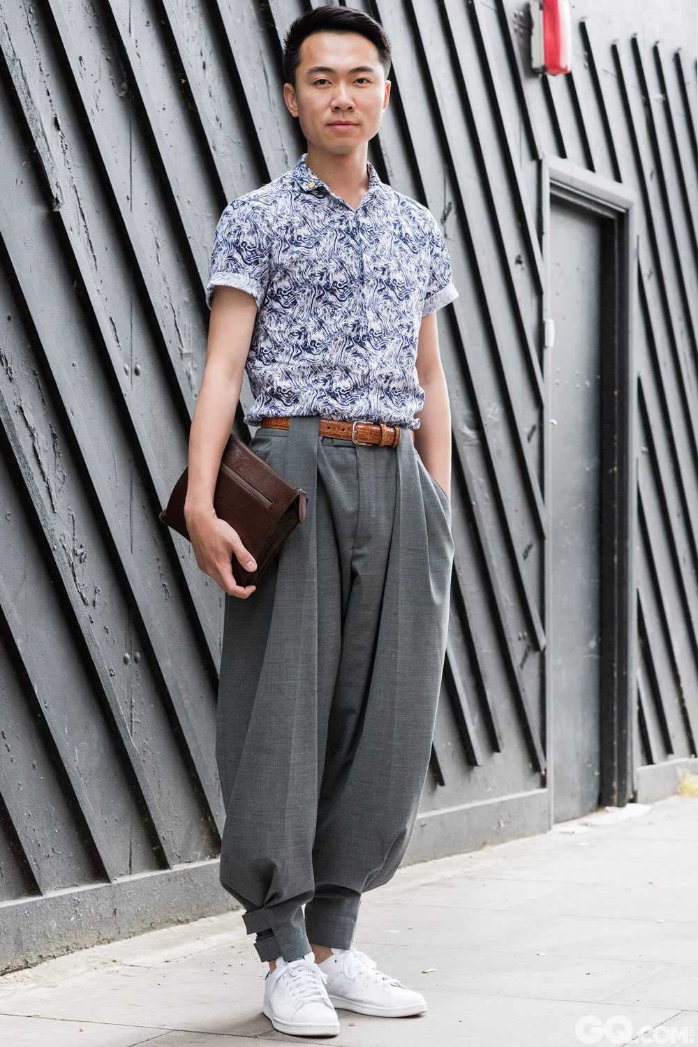 Kevin
Shirt: Top Man
Trousers: Q by McQueen 
Shoes: Adidas by Sam Smith
Clutch: Dries Van Noten

Inspiration: I just got the trousers and I wanted them to be the showpiece. I kind of tried to wear something easy that got well together with it. 
(刚刚买了裤子，想让这件单品成为重点和亮点，我会想尝试让配搭简单一些。)