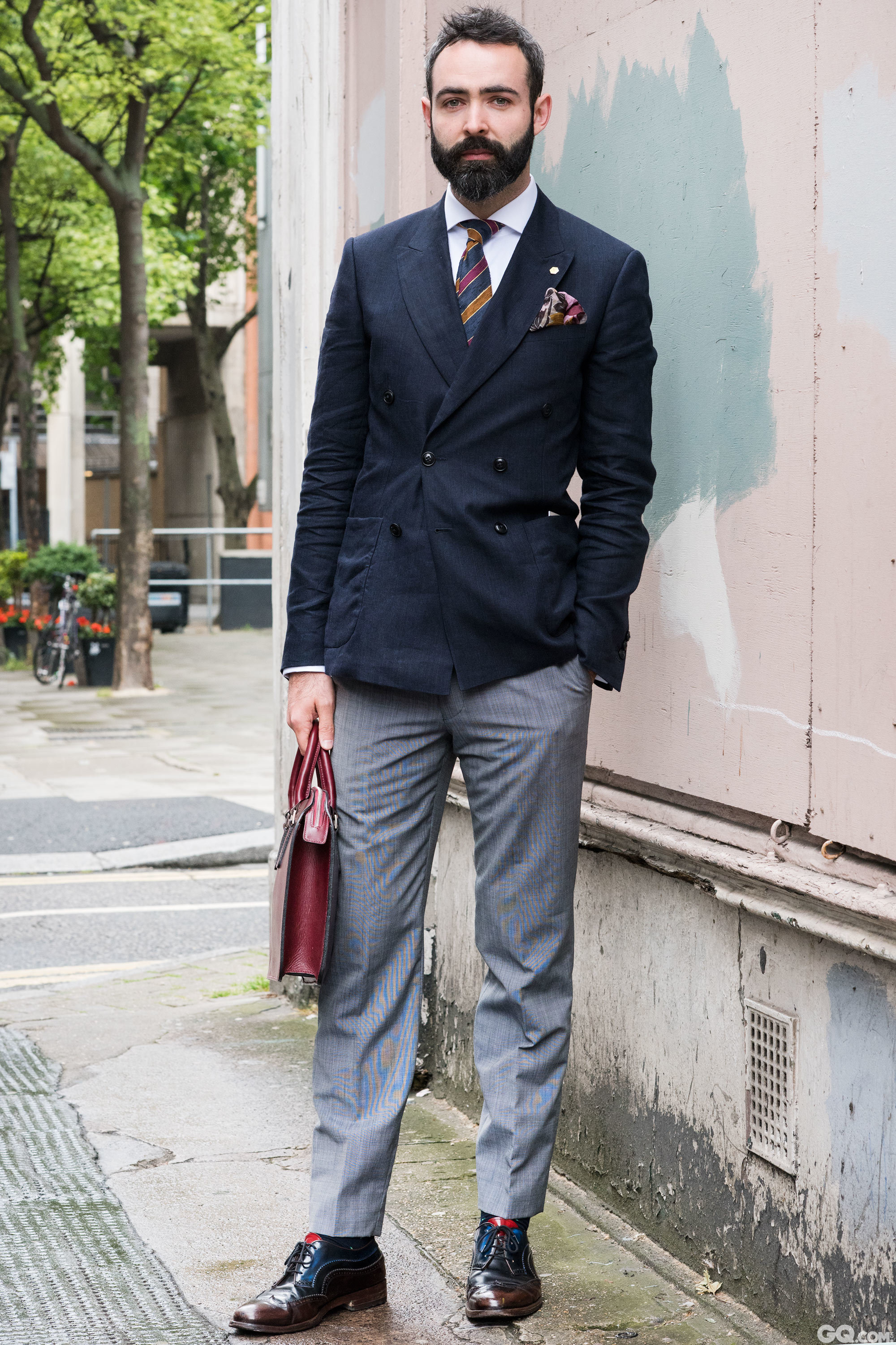 Chris
Jacket: Reiss
Shirt: Color Clock
Tie: Shaun Bordon
Trousers: Paul Smith
Shoes Oliver: Sweeney
Bag: Tosting
Socks: Panterela

Inspiration: All last week I’ve been quite casual but there are a lot brands representing tailored clothing, that’s why it is Monday Chic? 上一周我都穿的很随便，但也会穿很多量身定制的牌子，这就是为什么叫“Monday Chic”。