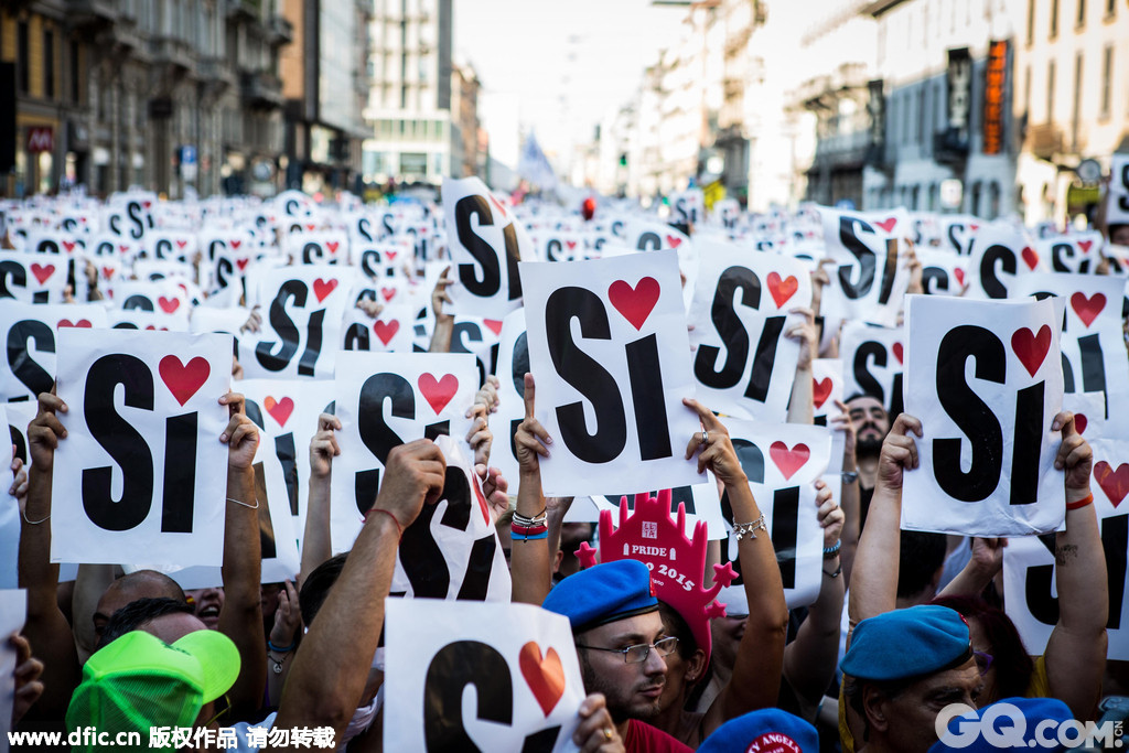 约50,000名游行者举着“ Si”的牌子参与了意大利米兰的骄傲大游行，直白地表达了对同性恋者们的支持和平等待遇的愿望。  