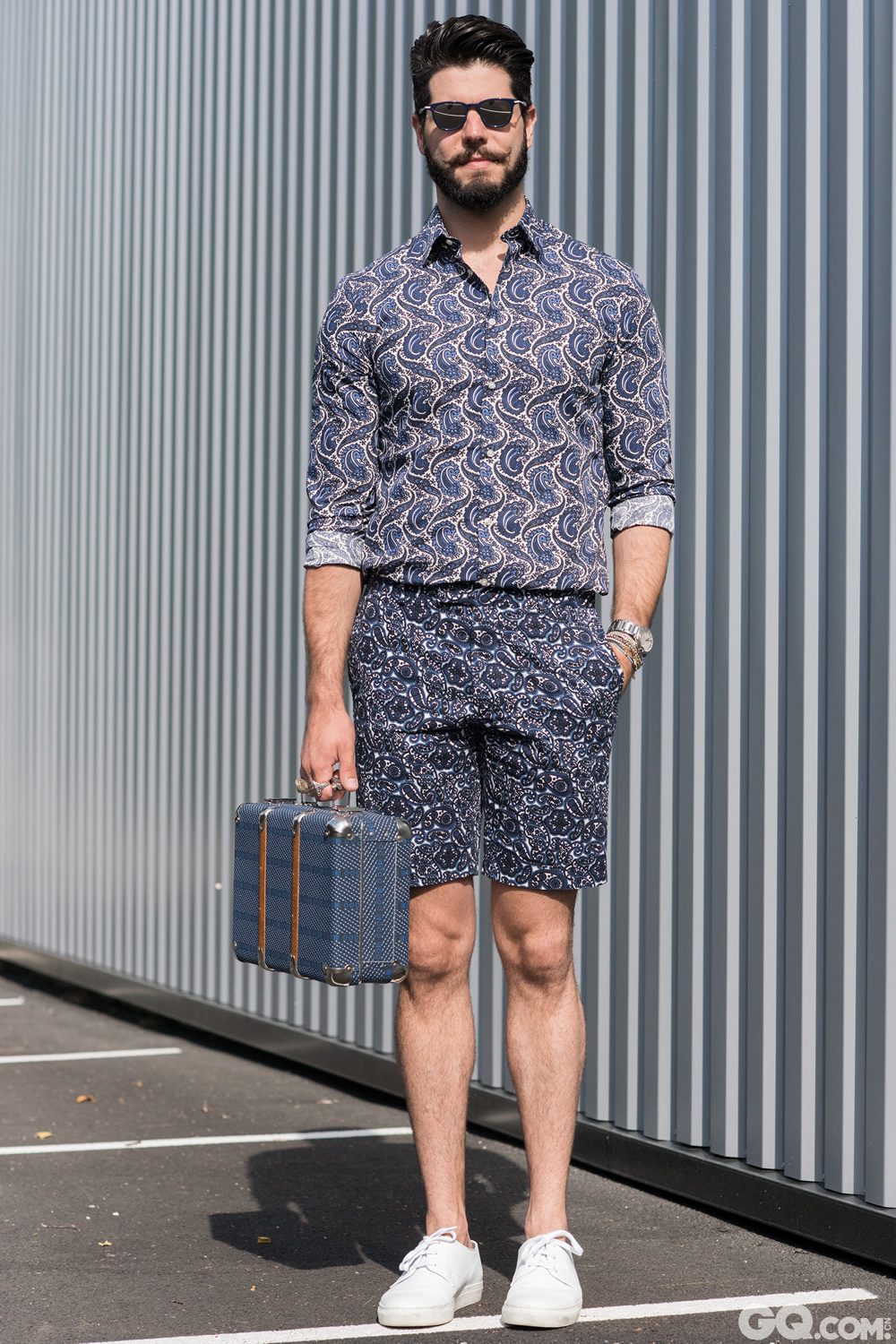 Kadu
Sunglasses: Dior
Shirt: H&M
Shorts: H&M
Shoes: Cos
Bag: Merci
Watch: Cartier

Inspiration: Classic-Summer-Paisley is what got in my mind this morning 
（经典夏日佩斯利是我今天早晨脑海中的灵感）