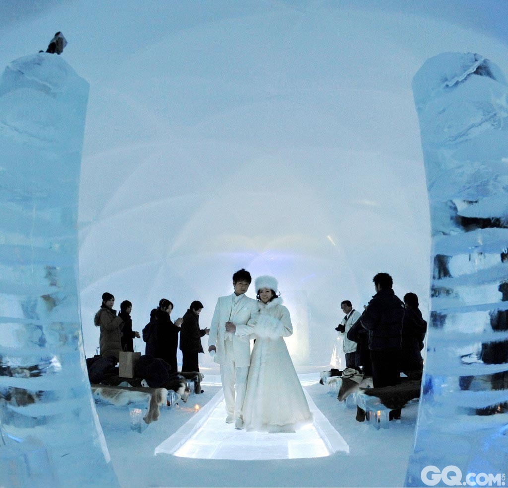 来自名古屋的公司职员长内英幸与护士茑桃子在日本北海道札幌冰教堂举行了婚礼。   