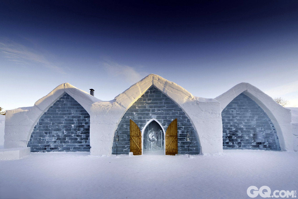 每年的冬季一到，在加拿大魁北克省就会静静矗立着一座彷如童话故事里的冰雪王宫。所有建筑材料都是由纯冰雪打造Hotel de Glace，在冰天雪地里闪发着烁烁银光，它是北美洲唯一的一间“冰雪酒店”。这座童话里的冰雪王宫每年需15000吨纯冰和500000吨白雪打造。巧夺天工的建造技术，令人恍如置身于童话天堂之中。由于因为一到夏天，冰酒店就会融化，所以Hotel de Glace只在每年的1-3月开放。整个酒店有冰制的豪华大厅，巨形的餐厅、座椅甚至火炉。头顶的大吊灯是用极细的丝线将一颗颗晶莹剔透的冰粒串成，再配以微弱的光纤灯光，比真正的水晶灯还要亮丽。酒店共有36个房间，每个房间都各具特色。尽管室外天寒地冻，室内温度也极低，但是住在房间内，丝毫不会有寒冷的感觉。游客只要钻进睡袋里，再盖上毛毯，并不觉得寒冷。这里的奥妙在于，一米多厚的冰雪堆砌而成的冰房间，具有百分百的挡风效果。   
