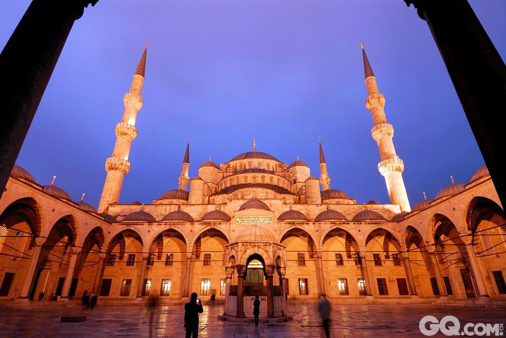 蓝色清真寺是伊斯坦布尔的地标式建筑，位于伊斯坦布尔旧市街的中心，修建于奥斯曼帝国时期，气势恢宏、造型奢华独特。清真寺内部的墙体贴满了一种蓝彩釉瓷砖，被认为是奥斯曼古典建筑的最后一个典范之作。