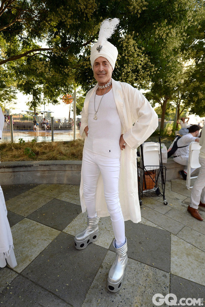 当地时间2015年7月28日，美国纽约的市民们身穿白色衣服参加“白色晚宴”。据悉，“白色晚宴”活动起源于法国巴黎，现在每年在全世界多个城市举行，参加这一活动的客人被要求身着白色服装，自带白色餐具、食物以及饮料等。 