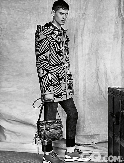 路易威登2015秋冬男装系列的设计与灵感是品牌男装设计师 Kim Jones 向英国著名艺术家暨服装设计师 Christopher Nemeth 的礼赞与致敬。Kim Jones 在本季圆领毛衣、牛角扣大衣上重现 Nemeth 标志性的绳索图腾。