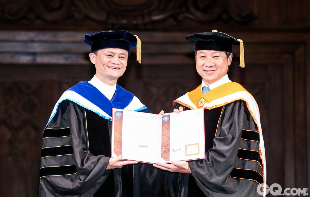 2015年6月5日，台湾师范大学颁赠名誉教育学博士学位给阿里巴巴集团董事局主席马云（左），台师大校长张国恩（右）替马云拨穗并颁发证书。 
