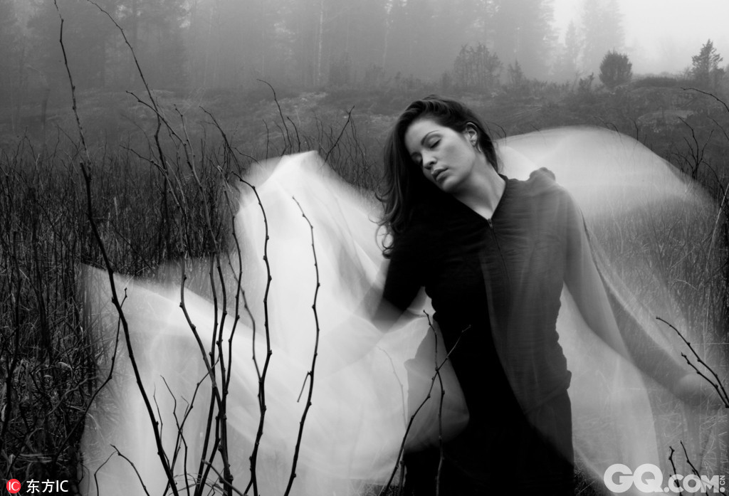 挪威艺术摄影师Maren Klemp的一系列有关“躁郁症”的纪实作品，这些触动人心的黑白肖像作品表达出了摄影师眼中的人类内心的“黑暗面”。居住在奥斯陆的Maren Klemp本人于2013年被确诊为“躁郁症”，她的这些作品总能唤起那些有与精神疾病患者共同生活经历的读者的共鸣。