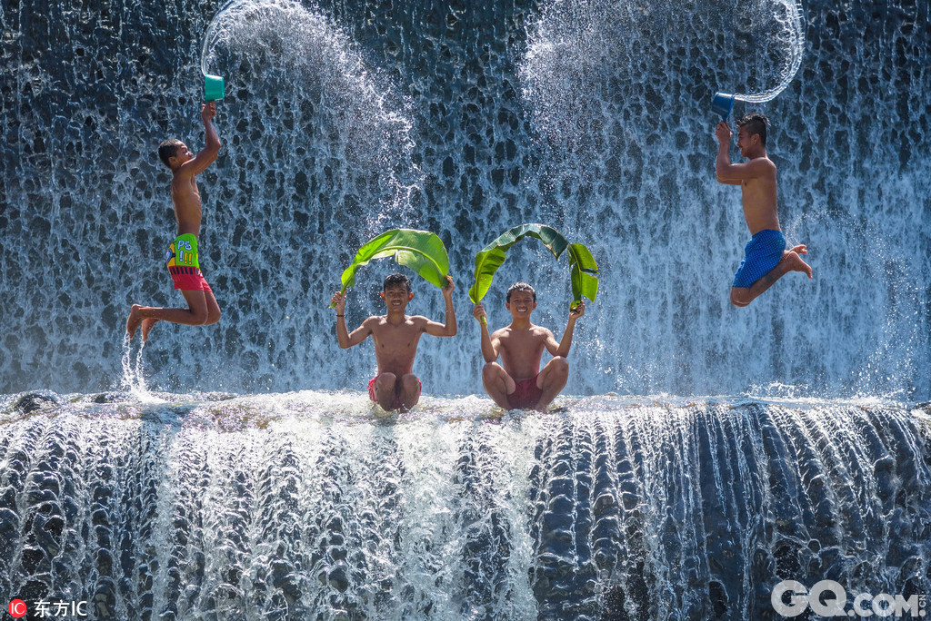 水墙前拍摄了一组瀑布上嬉戏玩水的照片,他们4人或拿彩色水瓢舀水互泼