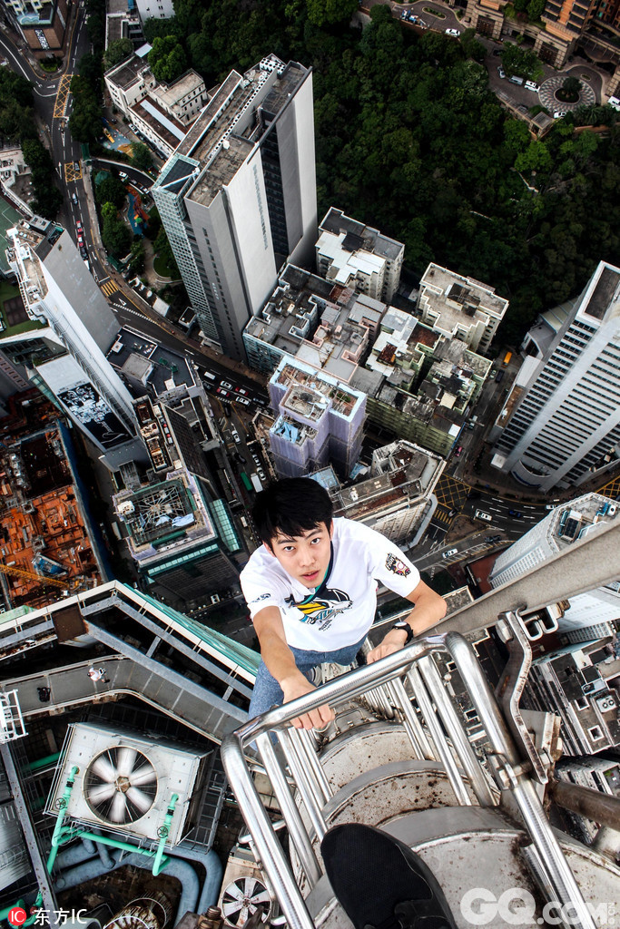 16岁少年香港爬宏利保险大厦240米高空自拍让人腿软
