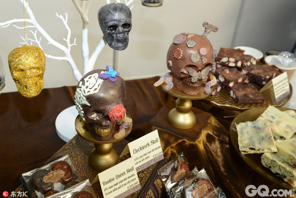 当地时间2016年10月14日，英国伦敦，作为英国巧克力周的一部分，一场巧克力的盛宴在奥林匹亚展览中心上演，其中不乏一些带有趣味性的艺术作品，包括各种各样的骷髅造型巧克力。