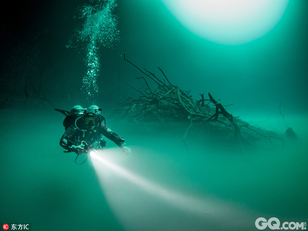 墨西哥，英国水下摄影师Tom St George在图鲁姆潜水时，在沉洞中发现了一片神奇的“水中绿岛”。这片“岛屿”接近30米高，看上去像岛屿又像绿色的湖泊，“湖泊”中央有堆积的枯树枝和落叶等有机物。据了解，正是因为枯树枝的腐烂变质，才制造出这种水下迷雾的效应，让人对这种神奇的景象发出由衷的赞叹。