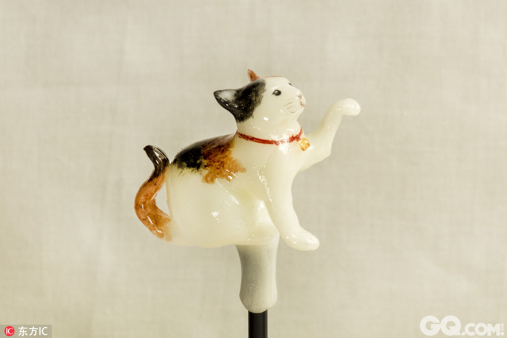 日本东京，年仅27岁的日本糖果雕塑家Shinri Tezuka制作了许多栩栩如生的仿真动物棒棒糖。据了解，这项名为Amezaiku的古老艺术，在日本已经拥有500多年历史了。制作过程中，首先要将一种叫做mizuame的混合糖加热到90度融化，然后立即使用日本剪刀和磨具进行快速加工，等糖变硬后再上色，由于糖果会在3分钟后冷却凝固，所以造型的时间只有3分钟。Shinri Tezuka在日本东京浅草区也拥有一家小店，感兴趣的朋友可以去看看。