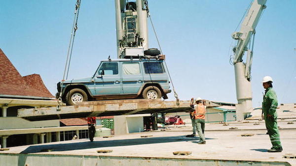 　　东西两德尚未统一的1988年，Gunther Holtorf 和太太 Christine计划开着一辆奔驰车在非洲大陆上度过18个月的美好时光，探索人生新的领域。两人还为自己的爱车起名为“Otto”。原本一年多的行程竟然就此持续了二十多年，从撒哈拉沙漠、肯尼亚的农村到相对较封闭的朝鲜、古巴，甚至战火纷飞的伊拉克战区都留下了两人的足迹。夫妇两人的食住行都会在Otto上完成。两人的行程也并非一帆风顺，他们也曾遇到瘟疫疾病甚至军事威胁，但这些困难都不曾使两人停下旅行的脚步。用Gunther的话来说，当你旅行的地方越多，你会发现自己经历过的事情是多么的少;当你经历过看到过的越多，就越想继续看、继续体验。2010年，Christine早一步离开了人事，Gunther带着妻子的照片将旅行继续下去，直到前不久才回到了位于德国的家乡。

　　二十多年来，Holtorf夫妇既没有受到任何厂商的赞助，也未曾在社交网络上晒出自己的游记，而是用自己的方式享受旅行的快乐。Gunther回到德国之后，顿时成为了媒体争相采访的对象，英国广播公司还特意为Holtorf夫妇建立了一个网页，记录他们的冒险故事。而那辆见证了爱与梦想的Otto，则由Gunther慷慨捐赠给德国斯图加特奔驰博物馆，接受人们的赞美。

　　也许有人好奇，Holtorf夫妇二十多年来的环球旅行的总共费用?Gunther为大家算了一笔账，将通货膨胀考虑进去大概共计花费45万欧元，按照目前的汇率计算约为人民币3500865元。
二十多年来，Holtorf夫妇既没有受到任何厂商的赞助，也未曾在社交网络上晒出自己的游记，而是用自己的方式享受旅行的快乐。Gunther回到德国之后，顿时成为了媒体争相采访的对象，英国广播公司还特意为Holtorf夫妇建立了一个网页，记录他们的冒险故事。而那辆见证了爱与梦想的Otto，则由Gunther慷慨捐赠给德国斯图加特奔驰博物馆，接受人们的赞美。
也许有人好奇，Holtorf夫妇二十多年来的环球旅行的总共费用？Gunther为大家算了一笔账，将通货膨胀考虑进去大概共计花费45万欧元，按照目前的汇率计算约为人民币3500865元。
