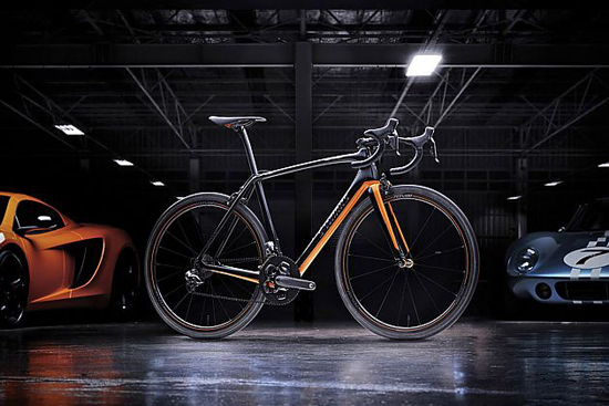 美国自行车品牌Specialized与迈凯轮技术部合作推出了一款全新的自行车，名为S-Works McLaren Tarmac，是一款高性能公路自行车。