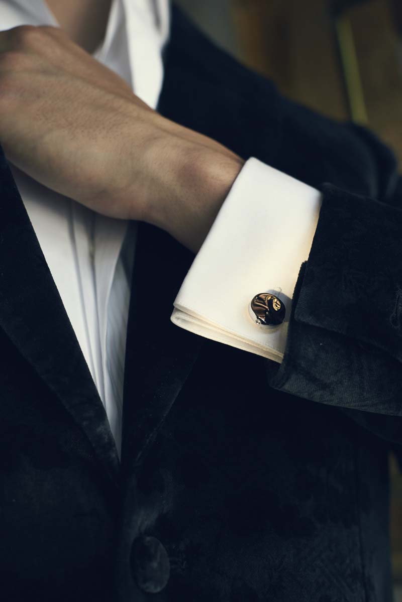 依据顾客手感精心打造的线条，增强了外型的流线性，赋予Brioni袖扣一份高贵而独特的气质