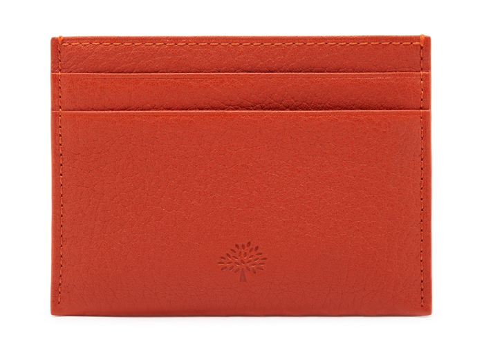 新款Cara Delevingne配饰

受到Cara的启发，新款护照夹（Cara总是弄丢自己的……）、手机套和尺寸完美的拉链袋子都采用了很酷的迷彩印花皮革。最新的Cara Delevingne包均在英国制造，用上经典的Mulberry 橡树色，被媒体热捧。Credit Card Slip in Burned Orange RMB1,200