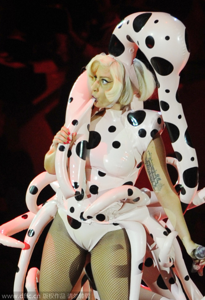 　当地时间2014年9月24日，芬兰阿姆斯特丹，Lady Gaga巡演阿姆斯特丹站激情开唱。“斑点章鱼”秀服超吸睛，“雷母Style”无人能敌。