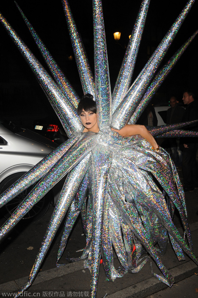 　当地时间2014年11月24日，法国巴黎，Lady Gaga雷人造型出街。
