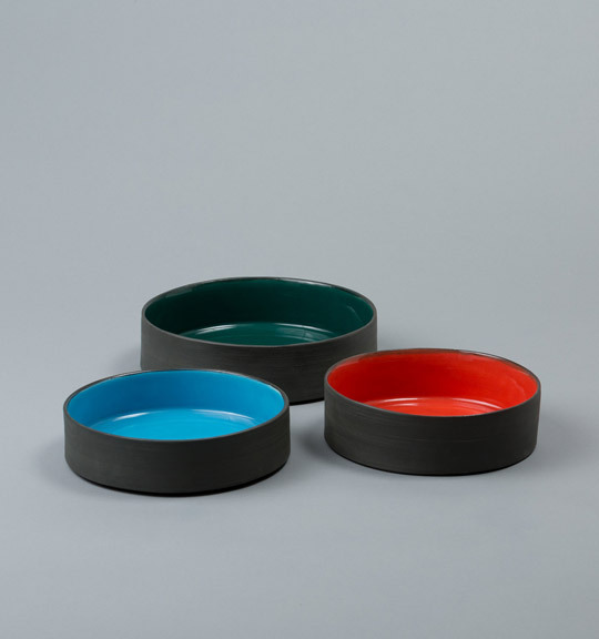 雕塑家Nicolas Newcomb用纯净的理念设计的这款陶瓷狗碗，五彩缤纷的釉彩，纯手工制作，独一无二。 