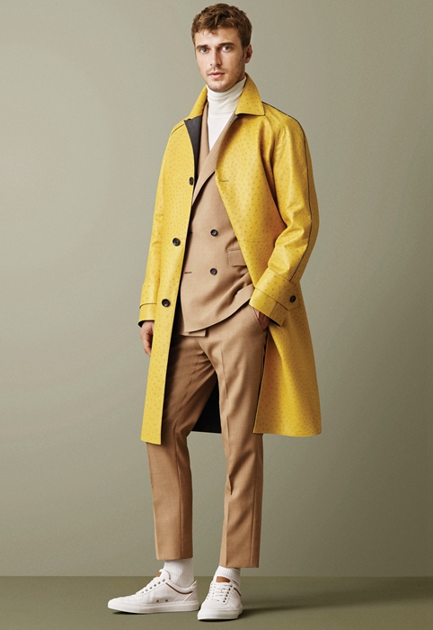 2015秋冬男士系列以都市探险者为主题，轻松穿搭出颇具复古风情的摩登格调。本系列既有采用珍稀皮革打造的醒目单品，也有经典的必备款服装，灵感来自导演韦斯•安德森（Wes Anderson）电影《天才一族》中所展现的复古美感。成衣主要造型有金黄色鸵鸟皮雨衣搭配双排扣驼色西装；琥珀色貂皮长大衣，内搭羊绒翻领毛衣，下身搭配直筒羊毛裤装。