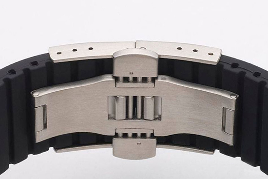 模型制造商AUTOart干老本行干的或许是太无聊了，于是，他们开始尝试了全新的创作。不过，这次创作的结果却不是他们擅长的汽车模型，而是一款腕表，一款充满了汽车激情的腕表。这款腕表采用来自日本的全自动8215 Miyota机芯，提供碳纤表面或不锈钢表面表壳，相对应现实世界中的两种刹车盘。表带为橡胶材质、表面打孔，它与打孔刹车盘拥有着相类似的意义，让佩戴者保持干爽。无论选择哪一款表壳，该表统一售价499美元，除此之外，法国人还会送一个法式风格的包装礼盒。对于热爱汽车模型的朋友来说，AUTOart自然不会陌生，那么相比摆在家里看的汽车模型，来块腕表时刻戴在手上会不会也很开心呢？
