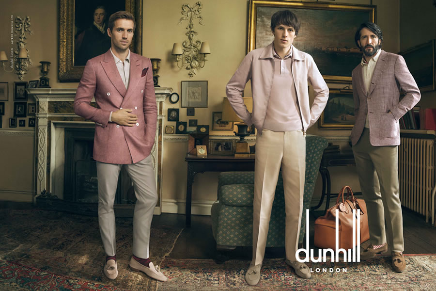 权威男士的奢侈品牌Dunhill，设计的服装拥有艺术品的观赏性，每一件都是一幅精美的作品。本季男装运用粉色、双排扣，凸显出年轻的气质。流线型的窄肩与收腰束身的设计，具备现代摩登感。