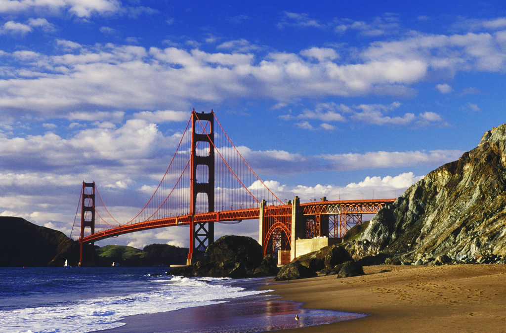 美国旧金山，贝克海滩贝壳海滩是著名的旧金山要塞的一部分，曾经主办了火人文化艺术及。这个半英里长的海滩位于旧金山半岛，是欣赏金门大桥和观看城市风貌的好地方。要注意的是，只有北部才允许裸体日光浴。
