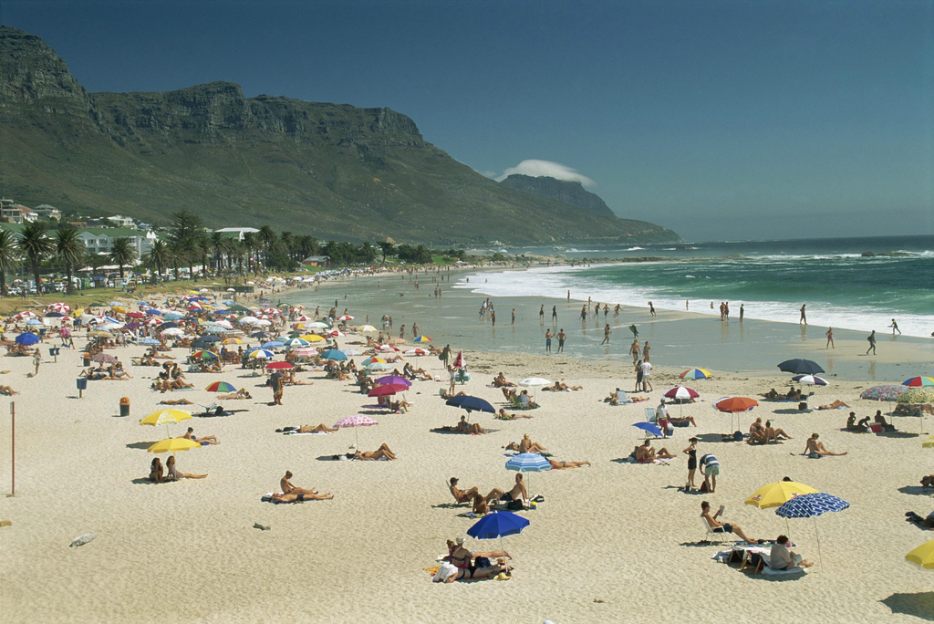 南非，克里夫顿海滩在这里，你完全不用担心被偷窥，因为陡峭的山峰将为你做掩护。克里夫顿海滩之所以能成为人们心中的理想裸体海滩得归功于海滩上四个避风小湾，人们不用担心寒风，安心享受日光浴。
