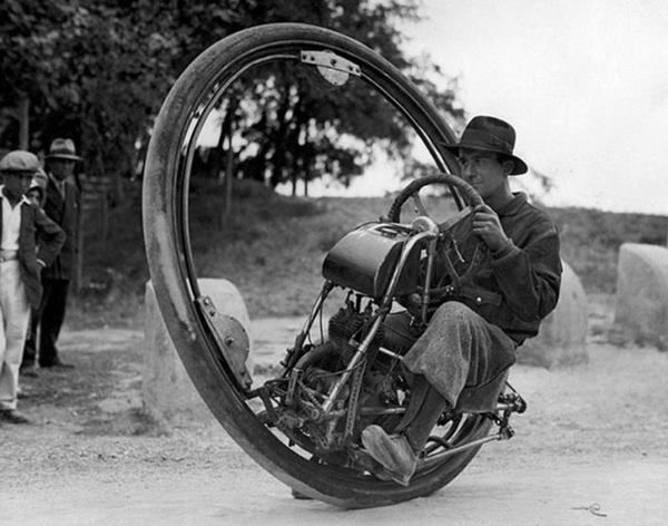 历史上，西方不少热衷于发明的人都曾尝试过设计出一款类似于照片中的独轮机车，但是截止到目前，这样的机车只是频频出现在大制作科幻电影中。