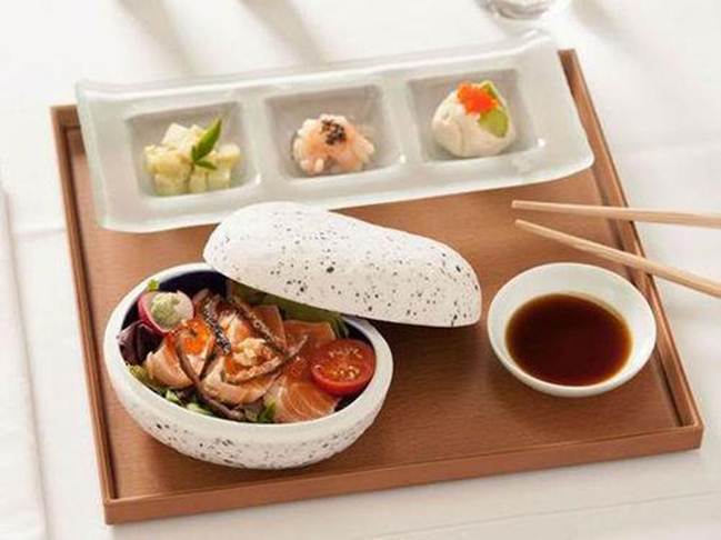 在新加坡航空，用纪梵希的餐具和水晶杯吃饭已经不是新鲜事。作为将航空行程提升到一个新的层面的新加坡航空，他们最大的特点是允许客人进行自定义点餐。在登机前，客人可以随心所欲写出想吃的菜单交给厨师。有了个性化服务，客人可以在空中吃到任何美食，甚至是一些从来没试过的航空餐。该项服务至少需要在起飞前24小时预定