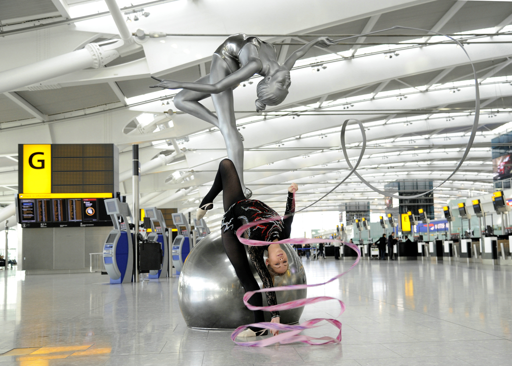 全世界最好的十大机场：英国伦敦希思罗机场当地时间2012年1月20日，英国伦敦希思罗机场惊现体操雕塑，运动员弗兰基-琼斯1：1还原。在等待转机的几个小时里，机场航站楼除了能满足不断膨胀的物质欲望，还能让你的旅行更加精彩。
