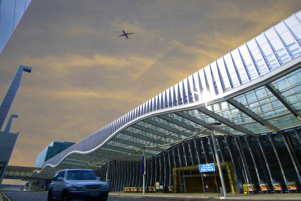 全世界最好的十大机场：香港国际机场2007年6月1日，香港国际机场为二号客运大楼外景。 位于香港新界大屿山赤鱲角，为香港现时唯一运作的民航飞机场。香港国际机场设有96个停机位，两条跑道，24小时全天候运作；香港国际机场被Skytrax评为五星级飞机场，于2001年起至今一直挤身三甲，期间8度被评级为全球最佳。
